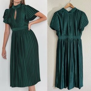NWOT Radiant Reverie Emerald Plisse Short Sleeve Backless Midi Dress